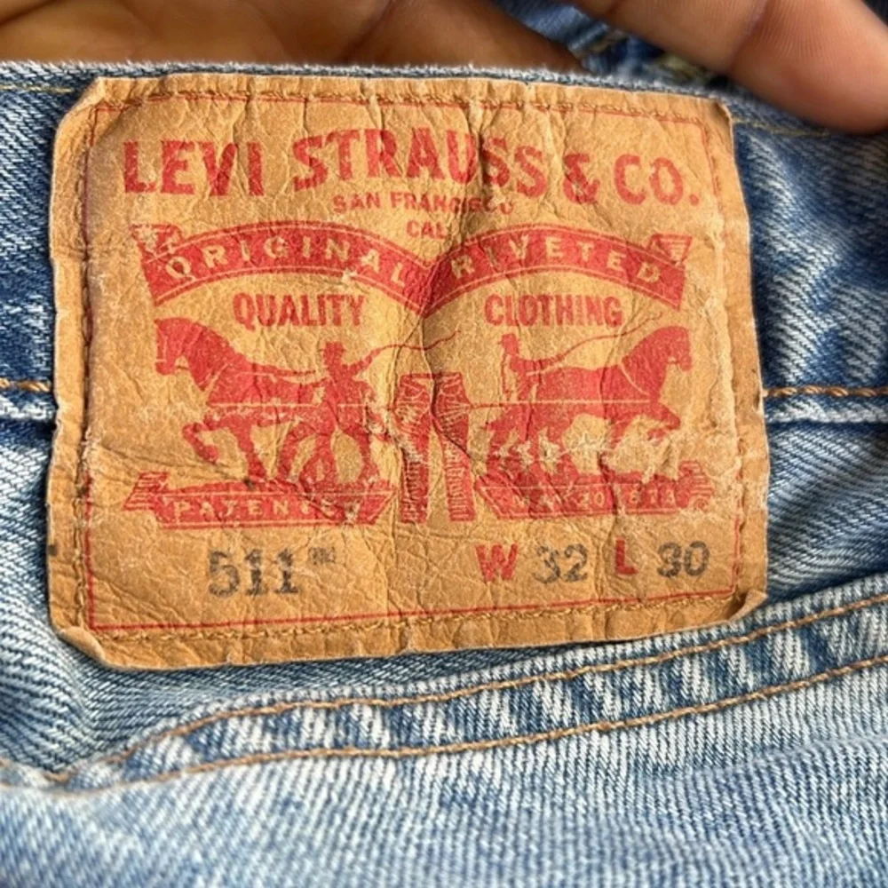 Levi’s 511 Jeans Men’s 32x30 Light‎ Blue Distressed Denim 5-pocket Style Raw Hem